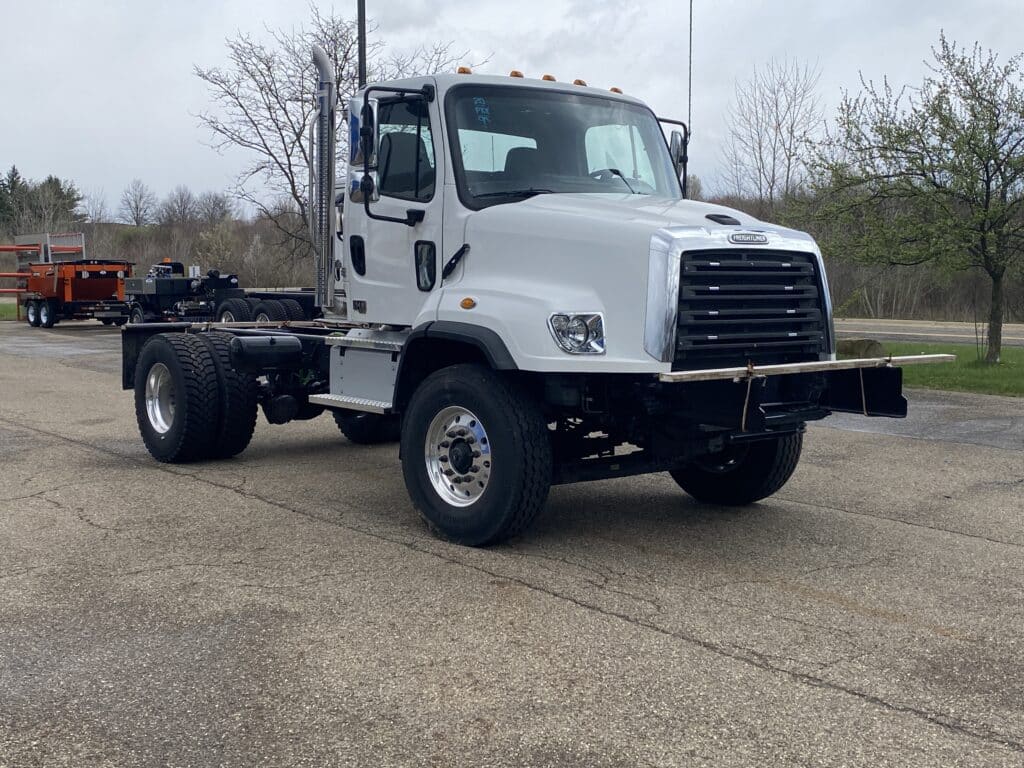 Freightliner single axle truck, perfect for hauling and commercial transportation needs.