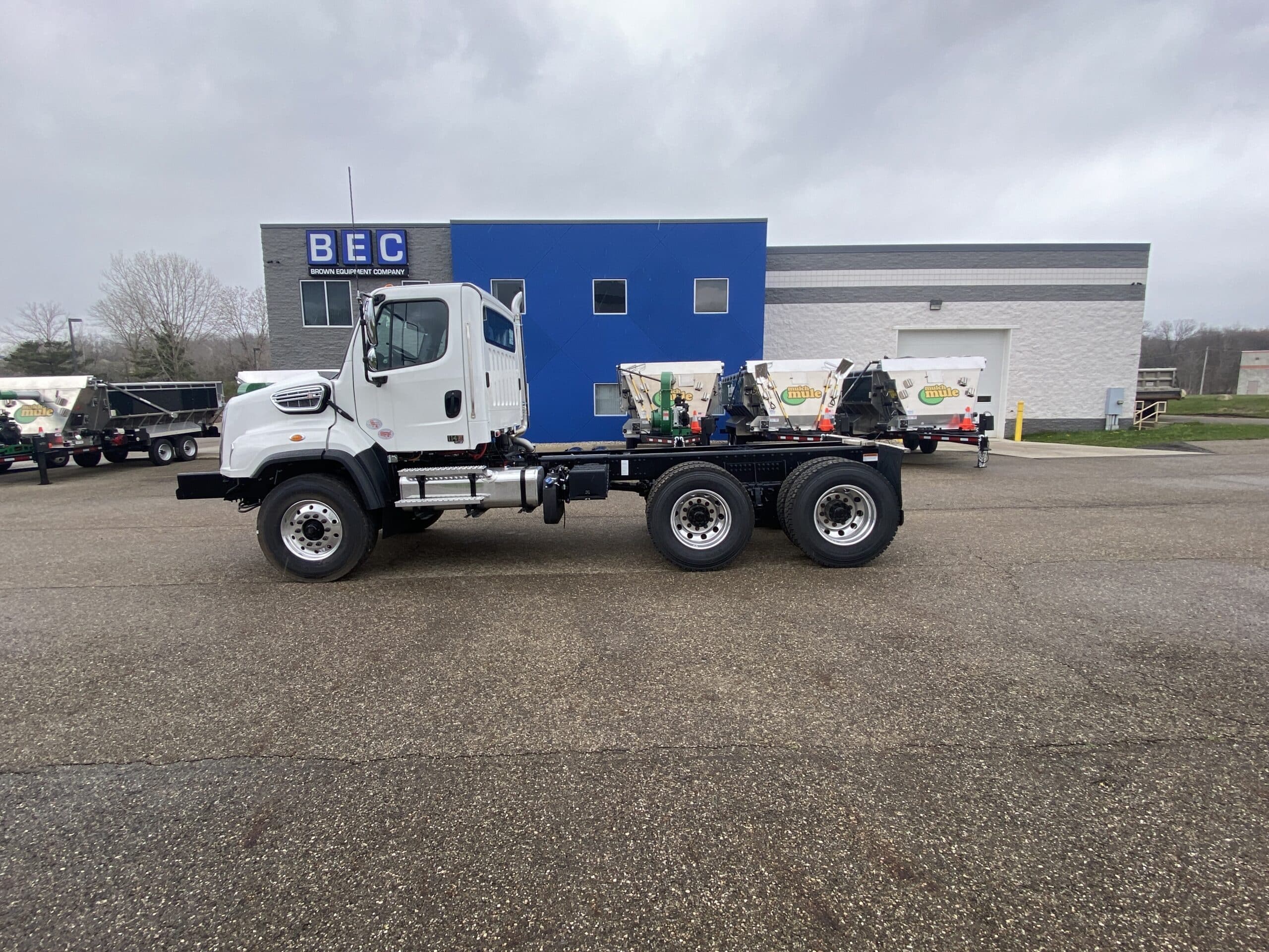 Freightliner tandem axle truck, perfect for heavy-duty transportation and versatile hauling.