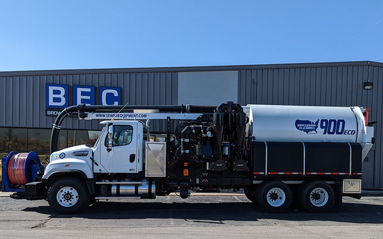 Eco-friendly sewer cleaning truck 900ECO for efficient waste management and drainage solutions.