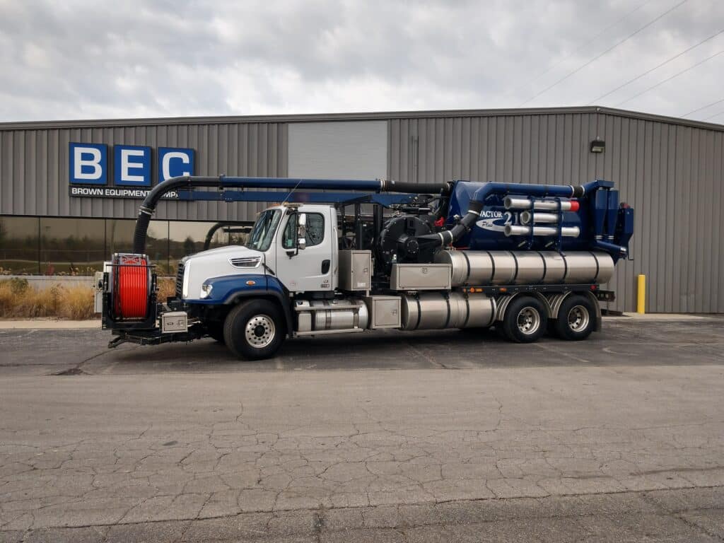 Combination sewer cleaning truck cleaning machine available at BEC for effective equipment maintenance.