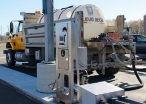 Efficient loading of salt brine into trucks for de-icing operations.